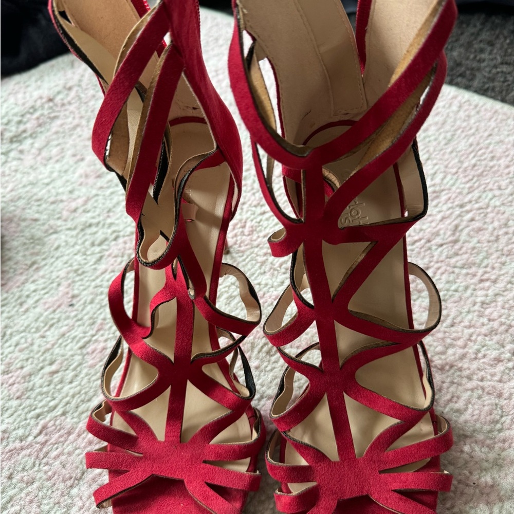 Charlotte Ruse atrapy red heels